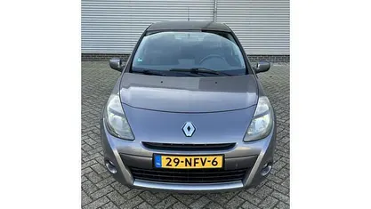 Grijs Gebruikt 2010 Renault Clio II Collection Hatchback | € 2.150 (Eerlijke prijs)