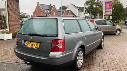 Grijs (metallic) Gebruikt 2004 VW Passat Highline Stationwagen | € 899 (Eerlijke prijs)