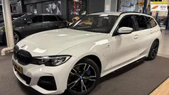Wit Gebruikt 2021 BMW 330e Executive Stationwagen | € 29.949 (Eerlijke prijs)