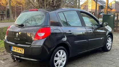 Zwart Gebruikt 2006 Renault Clio II Dynamique Hatchback | € 1.650 (Goede deal)