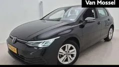 Zwart Gebruikt 2022 VW Golf VIII Life Hatchback | € 19.900 (Eerlijke prijs)