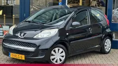 Zwart, metallic lak Gebruikt 2011 Peugeot 107 Hatchback | € 2.890 (Eerlijke prijs)