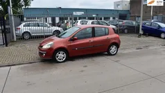 Rood, metallic lak Gebruikt 2006 Renault Clio II Dynamique Hatchback | € 2.450 (Eerlijke prijs)
