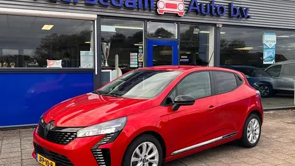 Rood Gebruikt 2024 Renault Clio V Evolution Hatchback | € 18.990 (Eerlijke prijs)