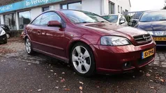 Rood (metallic) Gebruikt 2000 Opel Astra Coupé | € 1.495 (Eerlijke prijs)