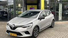 Grijs, metallic lak Gebruikt 2023 Renault Clio V Equilibre Hatchback | € 19.395 (Goede deal)