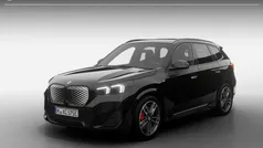 Saphirschwarz metallic (zwart metallic) Nieuw 2025 BMW iX1 M Sport SUV | € 61.066 (Goede deal)