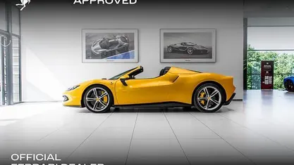 Occasion Ferrari 296 186 PK (136 kW) 2024 Geel (parellak) Cabriolet
