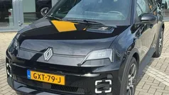 Zwart, metallic lak Gebruikt 2024 Renault R5 Komfort Hatchback | € 32.945 (Eerlijke prijs)