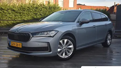 Grijs Occasion 2025 Skoda Superb Business Line Stationwagen | € 39.895 (Eerlijke prijs)