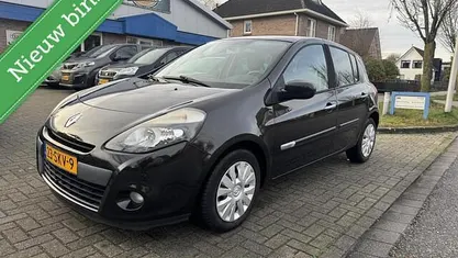 Zwart Gebruikt 2011 Renault Clio II Collection Hatchback | € 2.400 (Goede deal)