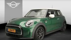 Groen, metallic lak Gebruikt 2021 Mini Cooper Hatchback | € 19.900 (Eerlijke prijs)