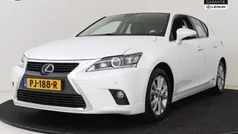 Sonic white (licht wit parelmoer) Gebruikt 2017 Lexus CT200h Business Edition Hatchback | € 18.450 (Eerlijke prijs)