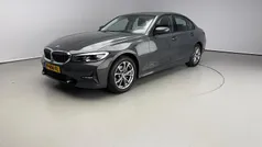 Grijs, metallic lak Gebruikt 2022 BMW 318 Executive Sedan | € 31.900 (Eerlijke prijs)