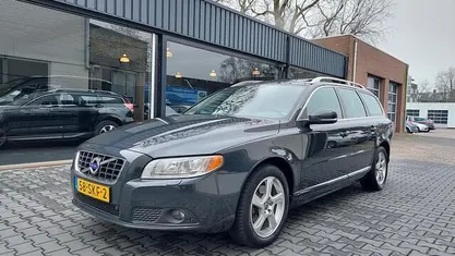 Grijs (metallic) Occasion 2011 Volvo V70 Summum Stationwagen | € 9.444 (Eerlijke prijs)