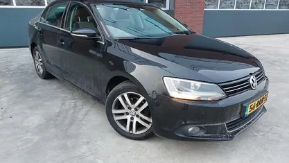 Zwart (metallic) Occasion 2011 VW Jetta Highline Sedan | € 4.900 (Eerlijke prijs)