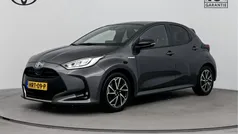 Grijs Gebruikt 2021 Toyota Yaris Hybrid Executive Hatchback | € 20.945 (Eerlijke prijs)