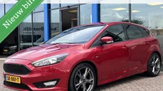 Rood Gebruikt 2018 Ford Focus ST-Line Hatchback | € 10.900 (Eerlijke prijs)