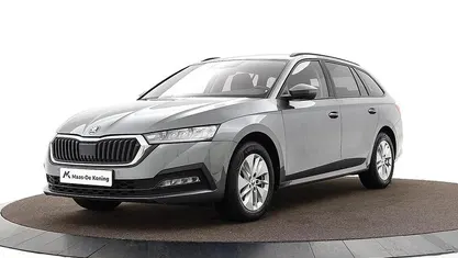 Grijs Gebruikt 2023 Skoda Octavia Business Line Stationwagen | € 20.940 (Eerlijke prijs)