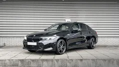 Saphirschwarz metallic (zwart metallic) Gebruikt 2024 BMW 330e M Sport Sedan | € 52.900 (Eerlijke prijs)