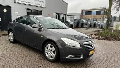 Grijs Gebruikt 2013 Opel Insignia Sedan | € 2.999 (Eerlijke prijs)