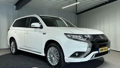 Gebruikt 2020 Mitsubishi Outlander P-HEV Intense SUV | € 26.695 (Eerlijke prijs)