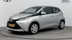 Grijs (metallic) Gebruikt 2015 Toyota Aygo X-play Hatchback | € 7.950 (Eerlijke prijs)
