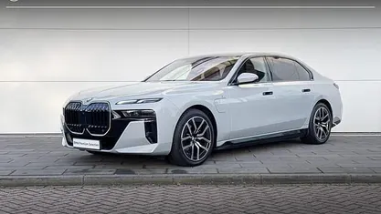 M brooklyn grau Gebruikt 2025 BMW 750e Comfort Edition Sedan | € 114.900 (Eerlijke prijs)