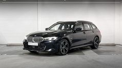 Saphirschwarz metallic (zwart metallic) Gebruikt 2023 BMW 330e M Sport Stationwagen | € 41.899 (Eerlijke prijs)