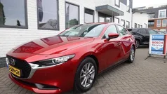 Rood, metallic lak Gebruikt 2019 Mazda 3 Sedan | € 19.950 (Eerlijke prijs)