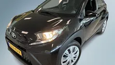 Zwart Gebruikt 2024 Toyota Aygo Play Hatchback | € 18.950 (Eerlijke prijs)