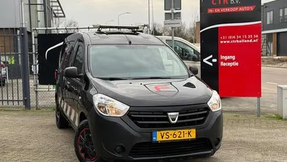 Zwart (metallic) Gebruikt 2016 Dacia Dokker MPV | € 3.750 (Eerlijke prijs)