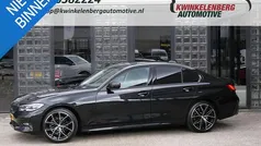 Zwart, metallic lak Gebruikt 2021 BMW 318 Sport Line Sedan | € 30.950 (Eerlijke prijs)