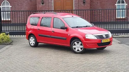 Rood Occasion 2009 Dacia Logan MCV Ambiance MPV | € 2.899 (Eerlijke prijs)