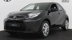 Zwart metallic Gebruikt 2024 Toyota Aygo Play Hatchback | € 17.950 (Eerlijke prijs)