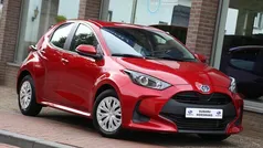 Rood, metallic lak Gebruikt 2022 Toyota Yaris Comfort Hatchback | € 20.950 (Goede deal)