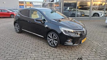 Zwart Occasion 2021 Renault Clio V Initiale Paris Hatchback | € 12.950 (Eerlijke prijs)