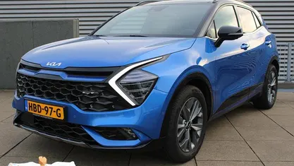 Blue flame / pearl black Occasion 2025 Kia Sportage GT SUV | € 43.895 (Eerlijke prijs)