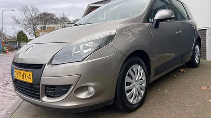 Beige Gebruikt 2009 Renault Scénic III Business MPV | € 3.450 (Goede deal)