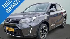 Grijs Gebruikt 2024 Suzuki Vitara Style SUV | € 28.950 (Eerlijke prijs)