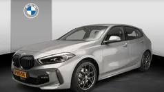 Grijs, metallic lak Gebruikt 2023 BMW 118 Basis Hatchback | € 31.900 (Eerlijke prijs)