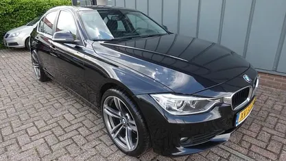 Zwart Occasion 2015 BMW 318 Executive Sedan | € 13.950 (Eerlijke prijs)