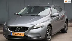Grijs, metallic lak Gebruikt 2016 Volvo V40 Momentum Stationwagen | € 9.500 (Super prijs)