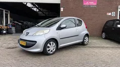 Grijs, metallic lak Gebruikt 2007 Peugeot 107 Hatchback | € 1.749 (Eerlijke prijs)