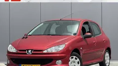 Rood, metallic lak Gebruikt 2007 Peugeot 206 Forever Hatchback | € 948 (Super prijs)