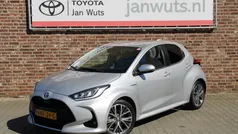 Grijs Gebruikt 2022 Toyota Yaris Hybrid Executive Hatchback | € 25.450 (Eerlijke prijs)