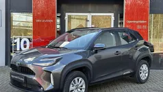 Grijs, metallic lak Gebruikt 2024 Toyota Yaris Cross SUV | € 28.900 (Eerlijke prijs)