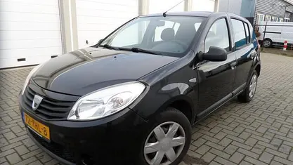 Zwart Gebruikt 2009 Dacia Sandero Ambiance Hatchback | € 2.249 (Eerlijke prijs)