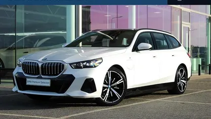 Wit Occasion 2025 BMW 530e M Sport Stationwagen | € 63.950 (Eerlijke prijs)