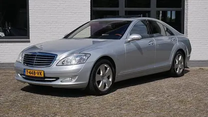 Grijs, metallic lak Gebruikt 2007 Mercedes S500 Sedan | € 19.950 (Eerlijke prijs)